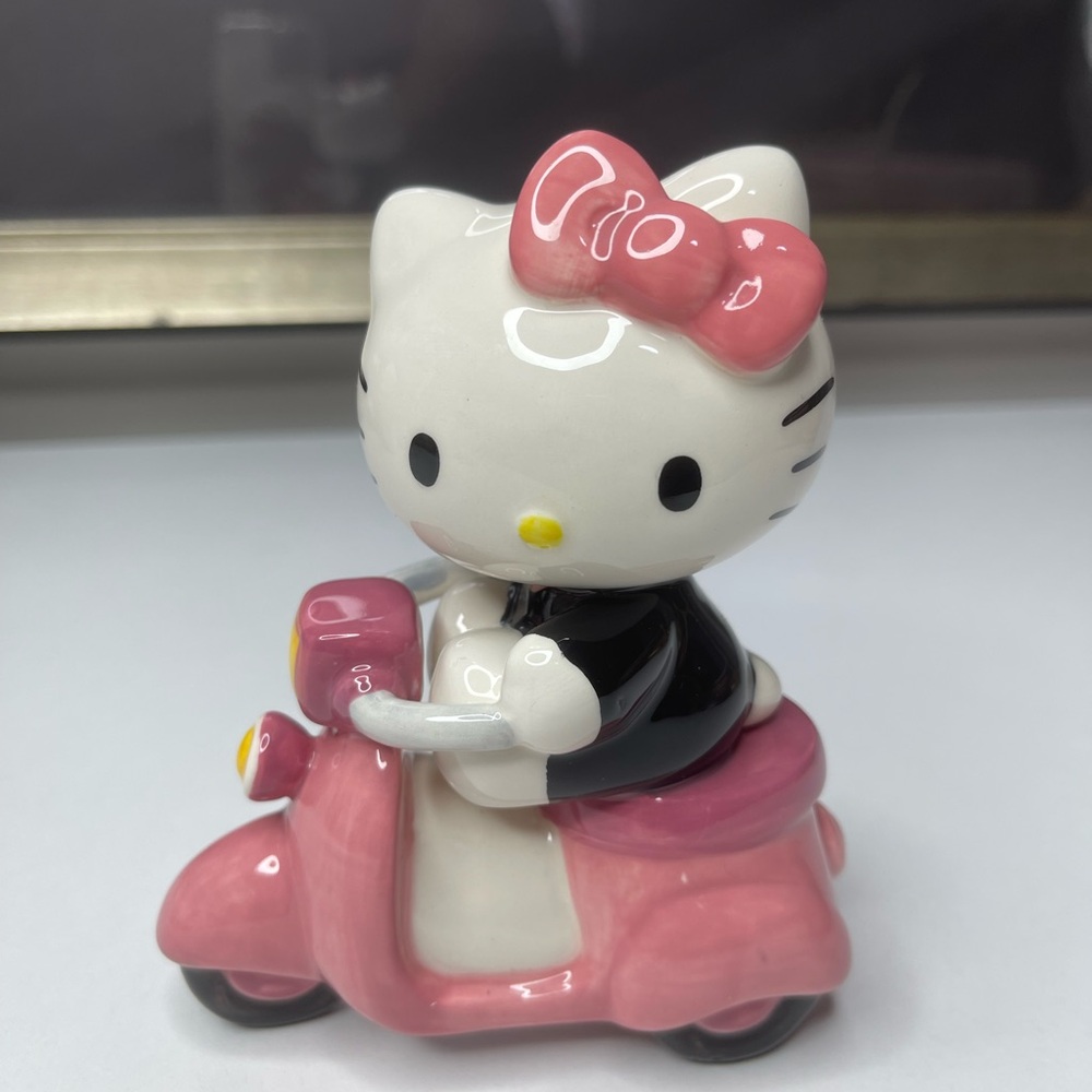 Hello kitty ceramic on scooter